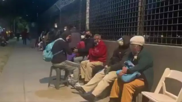 Los capitalinos se formaron en las inmediaciones del Palacio de los Deportes para recibir la vacuna anticovid