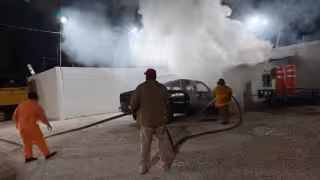 Madrugada de incendios en Escárcega: se quema góndola de basura por segunda vez y arde una camioneta