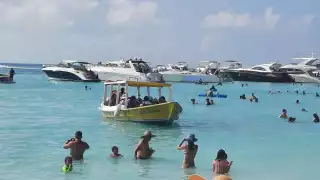 Lanchas pasan por en medio de la zona, arriesgando a que alguna hélice de la propela hiera a los bañistas de Isla Mujeres