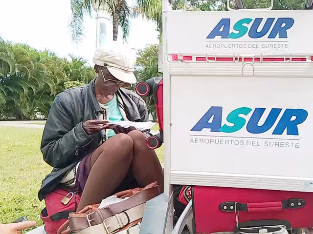 Debido a que no está involucrada en algo ilegal, puede permanecer en la terminal aérea y el municipio