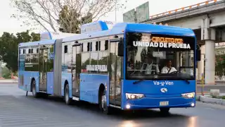 Realizan pruebas de la nueva unidad articulada del Va y Ven en el Periférico de Mérida