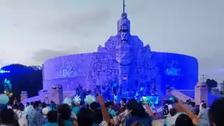 Monumento a la Patria de Mérida se pinta de azul por el Día Mundial del Autismo