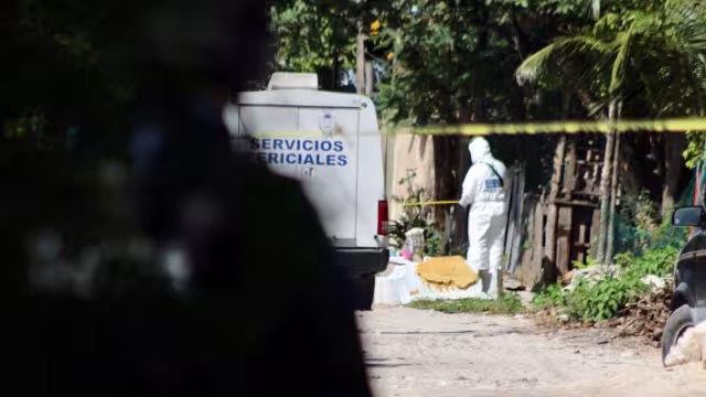 A consecuencia del ataque, un hombre cayó muerto y otro más resultó lesionado.