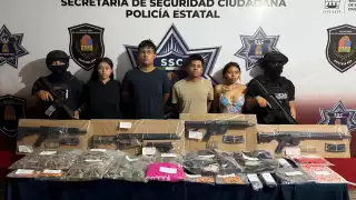 Detienen a cuatro personas por  posesión de más de 500 bolsas con sustancias y armas en Cancún