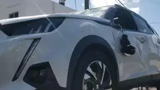 El auto Peugeot sólo tuvo daños menores