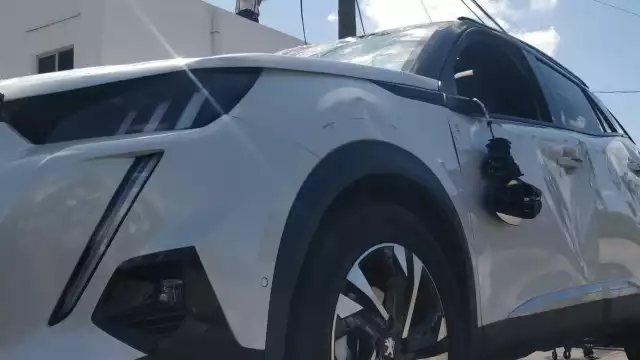 El auto Peugeot sólo tuvo daños menores