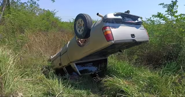 Conductor muere tras volcadura en carretera Sabancuy–Chekubul.
