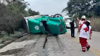 Rapiñan carga de tráiler volcado en la vía Escárcega-Chetumal