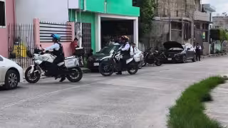 Un choque por alcance entre un automóvil y una motocicleta dejó saldo de un lesionado y daños materiales.