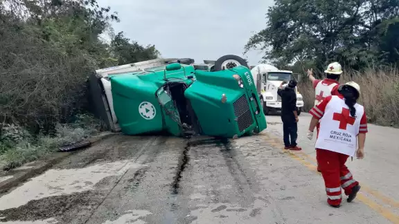 Pobladores rapiñaron la carga de frutas y legumbres Pobladores rapiñaron la carga de frutas y legumbres