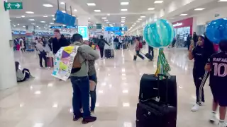 El hombre y Magdalena se fundieron en un abrazo; éste con lágrimas en los ojos dijo que no esperaba tal recibimiento; sus sobrinos lo fotografiaban