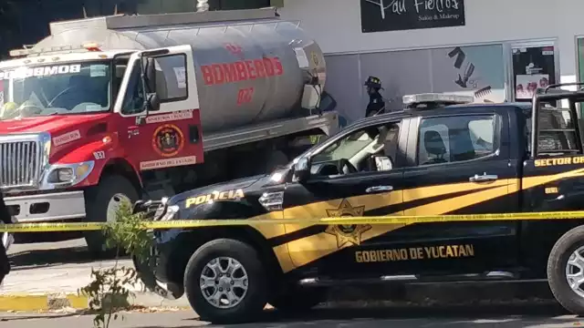 Elementos del cuerpo de bomberos de la SSP arribaron al lugar de los hechos para combatir el fuego que se generó