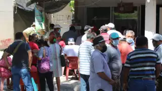 Cerca de 50 ferrocarrileros escucharon el anuncio de su líder este domingo