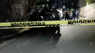 El sospechoso al verse rodeado pretendió huir en su moto, pero al no arrancar se resguardó en su domicilio