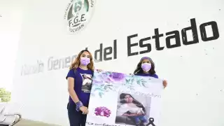 Edith May se manifestó junto con una amiga en la sede de la Fiscalía General del Estado (FGE)