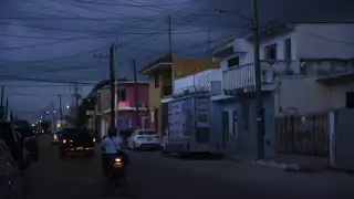 Calles del puerto quedan en total oscuridad al anochecer, lo que representa un peligro para los vecinos