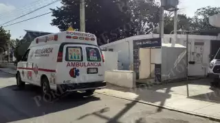 La mujer cayó con todo y unidad sobre el duro pavimento y se lesionó en la cara y en el brazo