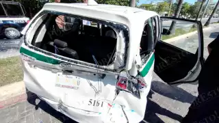 Un taxi fue impactado por un autobús