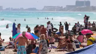 Las playas de la zona hotelera de Cancún lucen llenas este domingo
