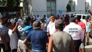 El grupo de pescadores ingresaron a las instalaciones de la Sader