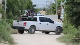 Elementos ministeriales de la FGE Quintana Roo acudieron para realizar las primeras investigaciones sobre el asesinato de un hombre que fue abandonado en la Región 247