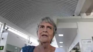La directora del Instituto Mexicano del Cine, María Luisa Novaro Peñaloza, dio entrevista en el aeropuerto de Campeche
