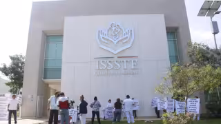 Los trabajadores del ISSSTE en Susulá realizan una protesta afuera de la institución