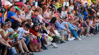 El desfile infantil del Carnaval de Mérida reúne a miles de personas