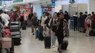 Familias enteras se dieron cita en el recinto aéreo luego de vacacionar en el Caribe Mexicano