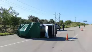 El conductor volcó en la entrada a Tekit cuando viajaba a Mérida