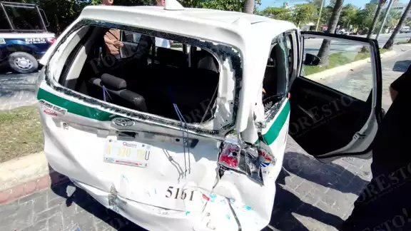 Un taxi fue impactado por un autobús