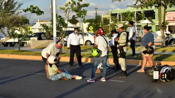La afectada quedó tirada en la avenida, por lo que paramédicos del SAMU la atendieron La afectada quedó tirada en la avenida, por lo que paramédicos del SAMU la atendieron