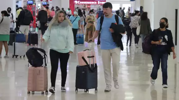 Turistas regresan a sus lugares de origen tras el periodo vacacional de Verano Turistas regresan a sus lugares de origen tras el periodo vacacional de Verano