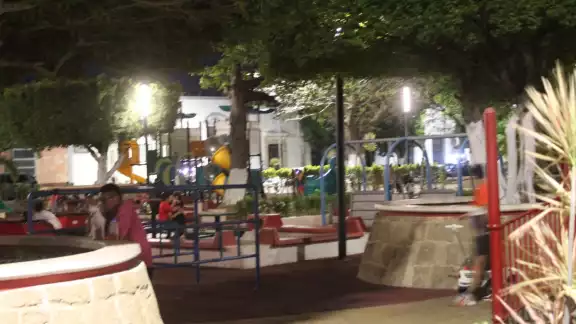 Las familias disfrutan de este sitio por las noches y los días Las familias disfrutan de este sitio por las noches y los días