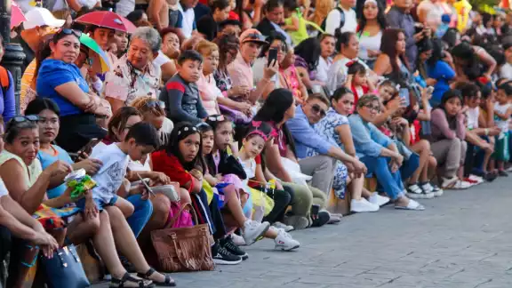 El desfile infantil del Carnaval de Mérida reúne a miles de personas El desfile infantil del Carnaval de Mérida reúne a miles de personas