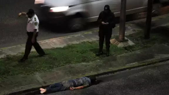 El hombre quedó tirado a un costado del camellón. Foto: Por Esto! El hombre quedó tirado a un costado del camellón. Foto: Por Esto!