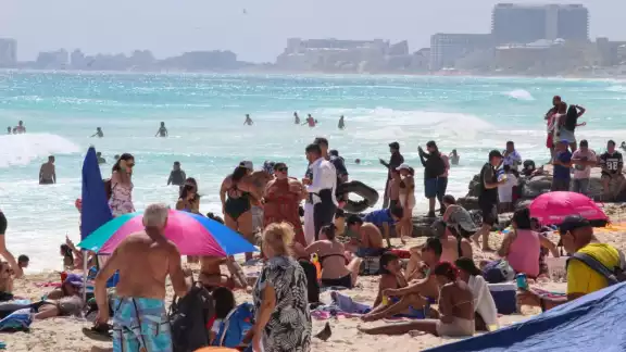 Las playas de la zona hotelera de Cancún lucen llenas este domingo