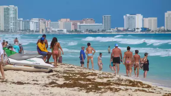 En la playa la presencia de sargazo es mínima En la playa la presencia de sargazo es mínima