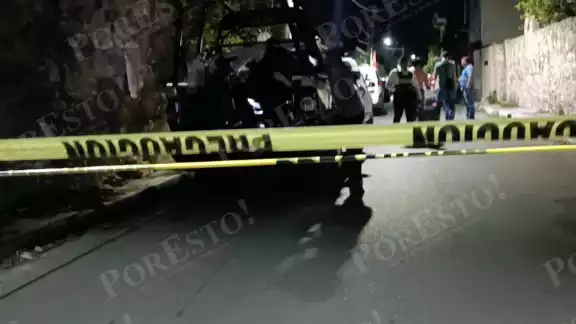 El sospechoso al verse rodeado pretendió huir en su moto, pero al no arrancar se resguardó en su domicilio El sospechoso al verse rodeado pretendió huir en su moto, pero al no arrancar se resguardó en su domicilio