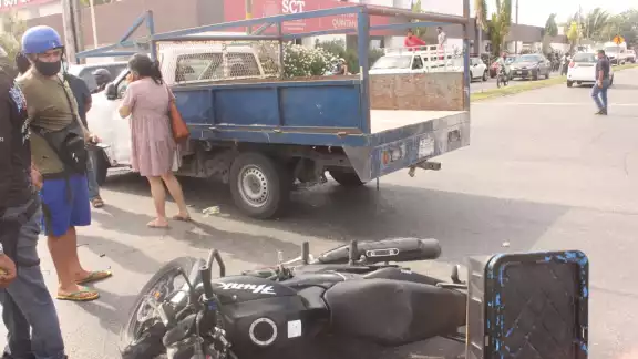 La motocicleta y la camioneta involucradas en el accidente en Chetumal, fueron llevadas al corralón de la ciudad, pues la agraviada fue llevada a una clínica