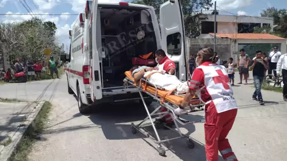 En el lugar arribaron paramédicos de la Cruz Roja para brindarle los primeros auxilios a la joven estudiante En el lugar arribaron paramédicos de la Cruz Roja para brindarle los primeros auxilios a la joven estudiante