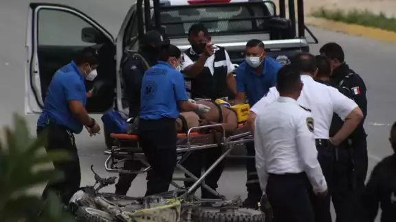 El herido tras el accidente de moto en la Avenida Paseo Kuzamil en Cancún fue atendido por paramédicos privados