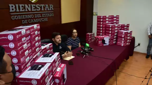 De un total de 500 computadoras, aún restan cerca de 90 para ser entregadas a jóvenes de Campeche que lo requieran De un total de 500 computadoras, aún restan cerca de 90 para ser entregadas a jóvenes de Campeche que lo requieran