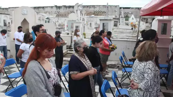 Pocas personas acudieron en la misa en el cementerio de Campeche Pocas personas acudieron en la misa en el cementerio de Campeche