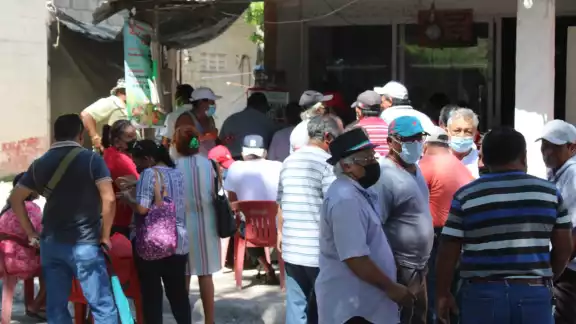 Cerca de 50 ferrocarrileros escucharon el anuncio de su líder este domingo Cerca de 50 ferrocarrileros escucharon el anuncio de su líder este domingo