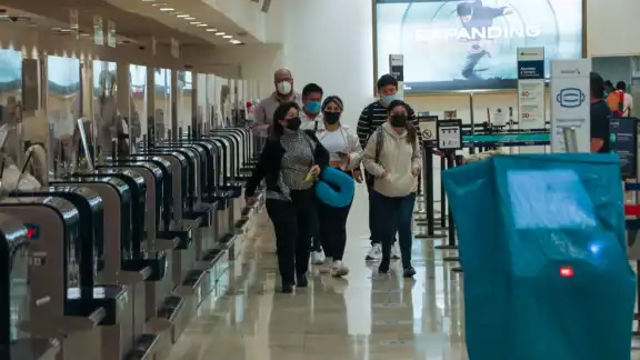 se informó que ayer por la noche no llegó el vuelo 842 de pernocta y los usuarios afectados fueron transferidos al 820 se informó que ayer por la noche no llegó el vuelo 842 de pernocta y los usuarios afectados fueron transferidos al 820