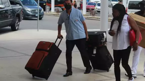 Con el fin de las vacaciones de verano, la afluencia de turistas en el aeropuerto de Cancún bajó Con el fin de las vacaciones de verano, la afluencia de turistas en el aeropuerto de Cancún bajó