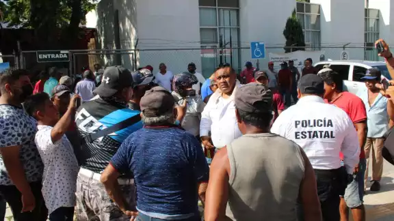 El grupo de pescadores ingresaron a las instalaciones de la Sader