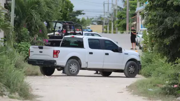 Elementos ministeriales de la FGE Quintana Roo acudieron para realizar las primeras investigaciones sobre el asesinato de un hombre que fue abandonado en la Región 247 Elementos ministeriales de la FGE Quintana Roo acudieron para realizar las primeras investigaciones sobre el asesinato de un hombre que fue abandonado en la Región 247