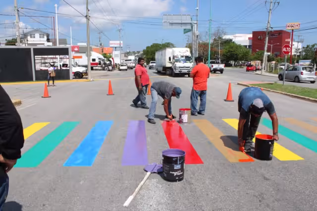 Una cuadrilla de asociaciones civiles realizaron la pinta de los pasos, lo que ocasionó tráfico en la zona